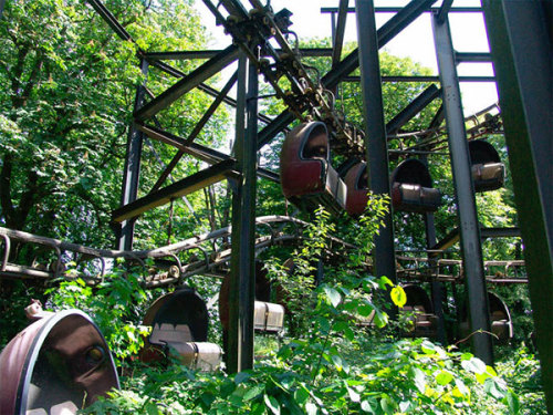 cjwho:  Abandoned Amusement Parks  1. Hubei province, China 2. Abandoned Gulliver’s Travels Amusement park, Kawaguchi-machi, Japan 3. Wonderland Amusement Park, China 4. Nara Dreamland theme park in Japan 5. Nara Dreamland theme park in Japan 6. Spreepark