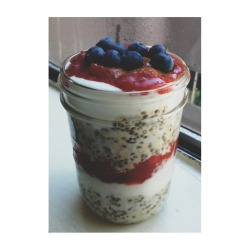 yogachocolatelove:  ariellelikestocook:  I’ve recently fallen in love with Bircher Muesli (Overnight Oats/OIAJ/etc.). What is it, you ask? It’s rolled oats (or any cereal grain), mixed with chia seeds, a liquid of your choice, and any spices you wish