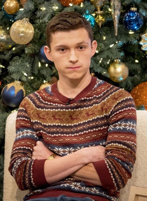 classicmeevs - mcclaimed - spideyswede - I love this photo of Tom Holland because he looks like a kid...