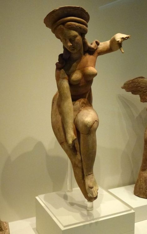hellenismo: Terracotta Aphrodite adjusting Her sandal. Pella. Late 4th – early 1st BC.