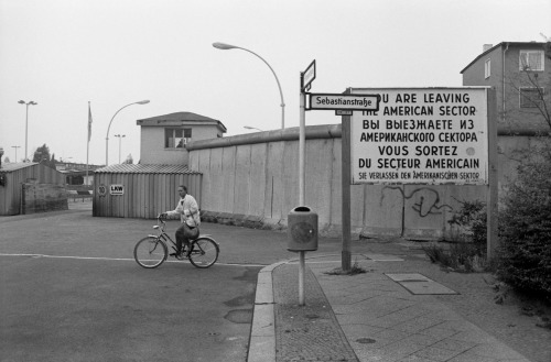 chrisjohndewitt:Crossing point between East and West Berlin in June 1986. My ‘Falkplan’ map from this time marks up this border control point as: ”Übergang Prinzenstr. (H-Heine-Str.) f. Bundesbürger” This means to be used by West German citizens