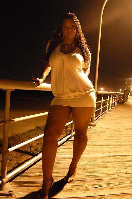 weaknesstothickness:  bangtheblack:  http://bangtheblack.tumblr.com/  Sexy with lovely legs