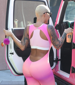 daiilycelebs:    1/29/16 - Amber Rose leaving