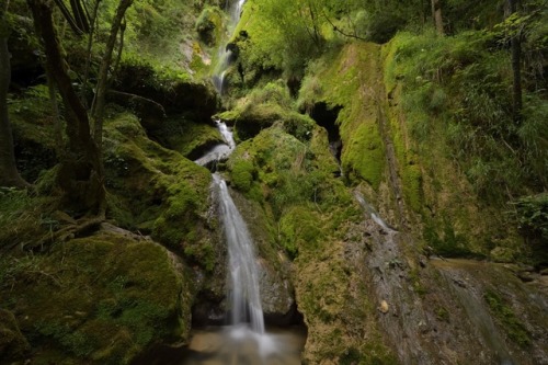 Ruisseau de Lhécou, vallée de Lesponne. by Faireal tales from Here