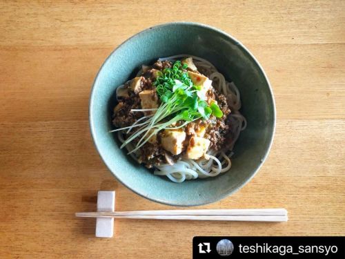 レシピ（太口そうめん） #Repost @teshikaga_sansyo・・・ 本日は麻婆そうめん。 釜揚げ状態の太口そうめんに麻婆豆腐を。ごま油を少々加えて完成。 よーくかき混ぜていただきます