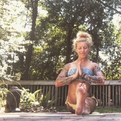 freshvintagesteph:  #hanumanasana & #hippiefeet