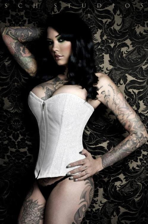 tattooedladiesmetal:  Love A Tattooed woman!!