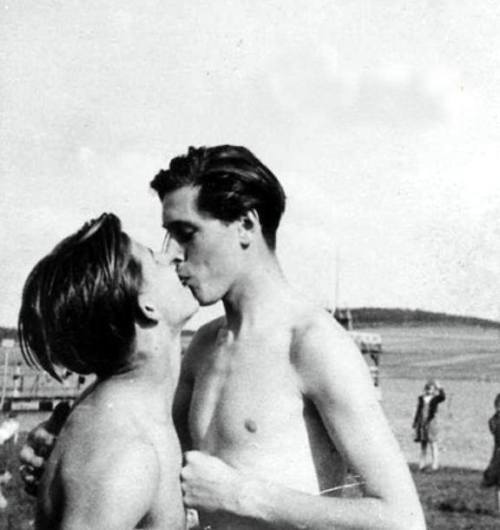 homoerotic-ads:kamikazesoundsociety:We have always been here.Vintage LGBT love photography postVinta