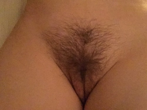 hairpi: eroticsmallfeatures: Another sext pic for my husband. Tight and trimmed! I’ve never be