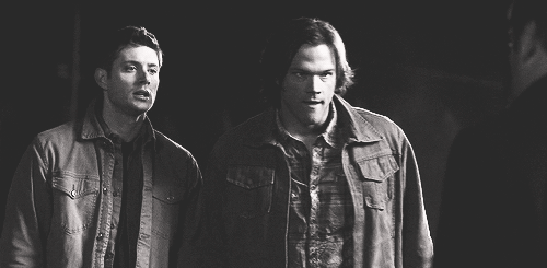 bakasara:dean-man-of-feathers:i-think-i-m-adorable:Dean surely know where to touch when stopping Sam