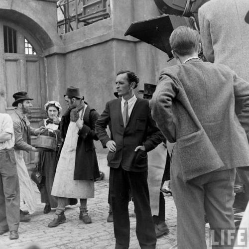 David Lean on the set of Oliver Twist(Nat Farbman. 1947)