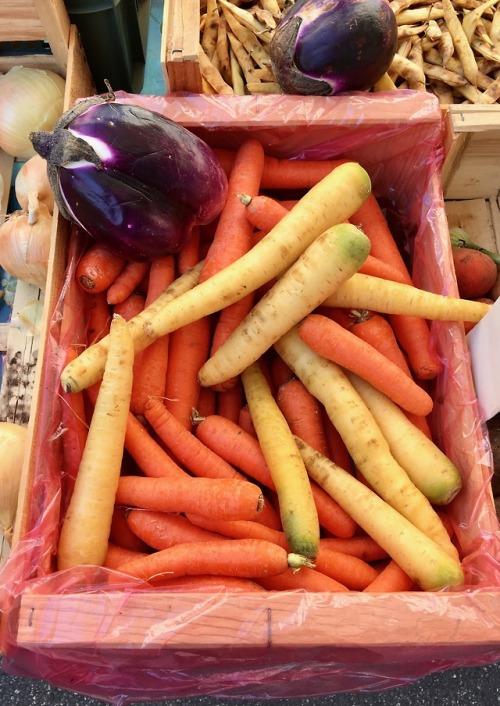 Aubergines et carottes, marché hebdomadaire, Orange, Vaucluse, 2016.