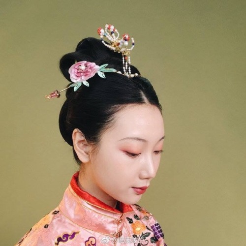 Traditional Chinese hanfu &amp; hairstyle in the style of the Ming dynasty.