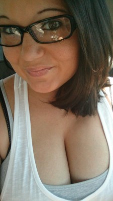 cleavagetweet:  Amateur brunette with a nice rack