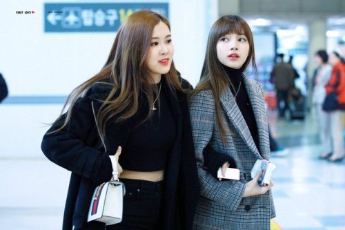 BLACKPINK ✈️✈️✈️✈️✈️ Jeju Island![200218] – Rosé wearing Gucci Bag that was given to her for