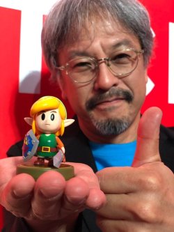 deadsparker:  i-am-french-fry:  nintendocafe:  Mr. Aonuma gives you a sneak peek at the brand-new Link amiibo featuring his appearance from The Legend of Zelda: Link’s Awakening.  nice  Nice