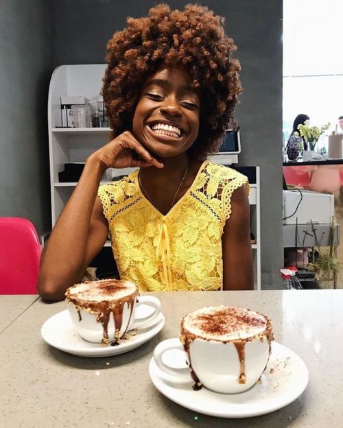 Hot chocolate frenzy! @lroomcafe  .....#2frochicks #curlyhair #blackbeauties #naturalhairdaily #blac