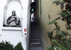 Sixpenceee:  Prague’s Narrowest Street Is So Narrow It Has Traffic Lights For Pedestriansin