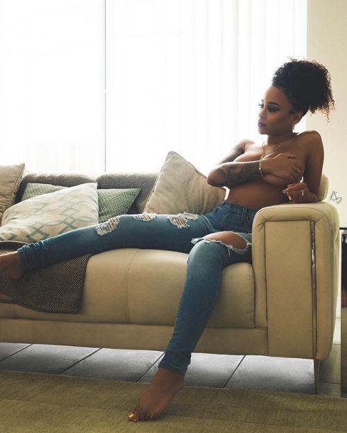 sexynubianphoenyx:Just Relaxing