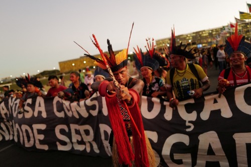 elbiotipo:allthebrazilianpolitics: Indigenous march in Brazil to demand land protectionIndigenous pe