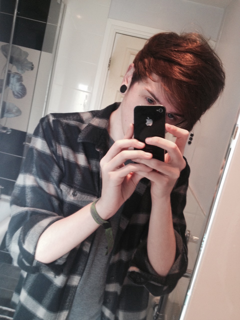 thorxndor:  Never gonna not cover 60% of my face in photos