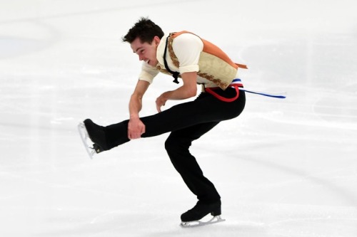 lesamis: figureskatingcostumes:  Andrew Dodds skating to Empty Chairs at Empty Tables for his short 