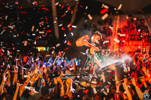 darlinyoullbeookay:twenty one pilots appreciation postphotos by Adam Elmakias