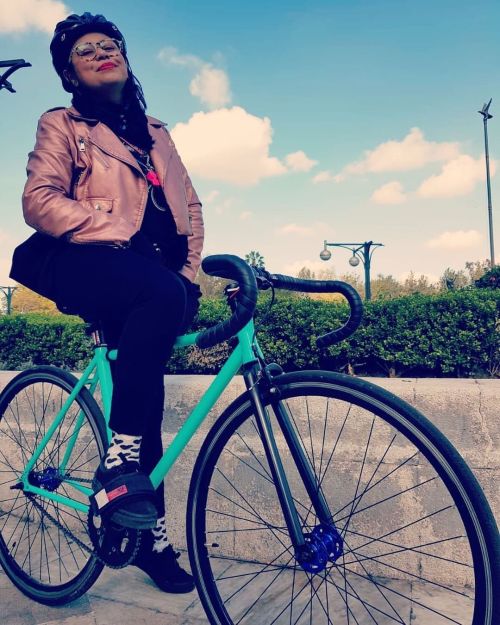 repost: • @barista_ana_torres Libre y con tantos caminos por recorrer  #fixiebike #fixiegirl #b