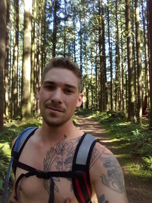 straightbaitedguys:  I definitely wouldn’t mind go hiking with him ;)