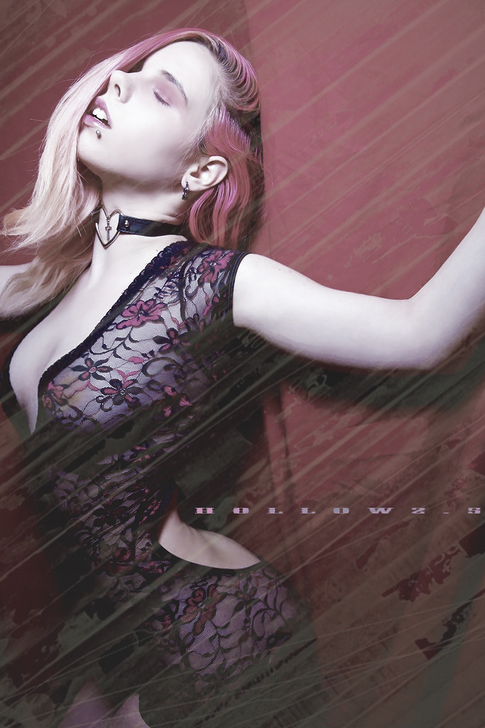 pigeonfoo:  Photography by www.Hollow2point5.tumblr.comModel www.PigeonFoo.tumblr.comChoker
