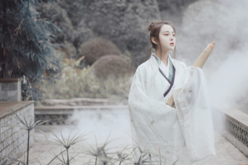 hanfugallery:  Traditional Chinese hanfu by 冉韵Chaxiirey  She wears hanfu in the style of the Wei/Jin