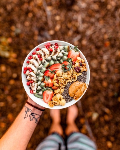 ☀️Breakfast bowl☀️ {Gooey porridge topped with a sliced banana, pomegranate seeds, sliced kiwis, str
