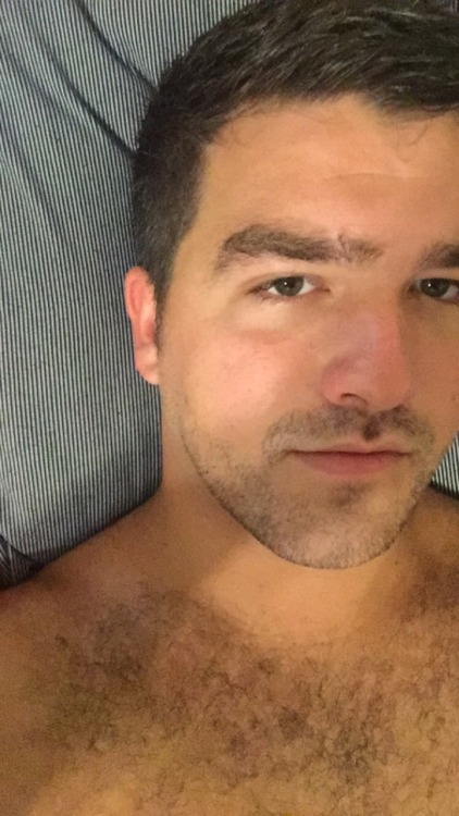 taylorfart:  Guess who has a chin again 