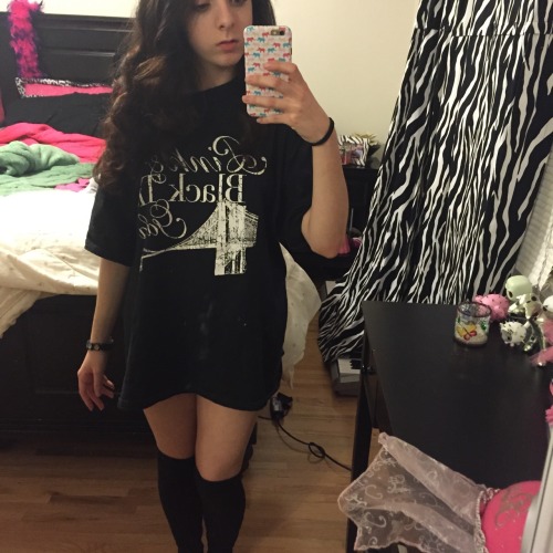 destinationwunderland:Sometimes all you need in life are knee socks and a t-shirt