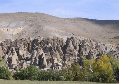 let-s-build-a-home:  700 year-old Stone Houses in Iran  la hente de la arena!