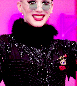 sarapaulson:  My name is Sasha Velour, I’m 29 years old. I am a bald, fashiony,
