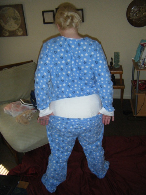nappyboyry:  All ready for bed. An excellent padded backside! And great pyjamas. 
