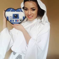 cosplay-galaxy:  Joanie Brosas as Princess Leia