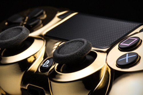 blazepress:  24-Karat Gold Xbox One and Playstation 4 Controllers