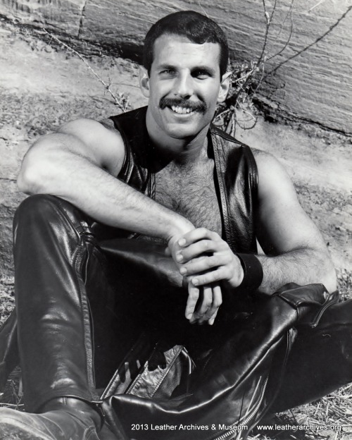 bear2hypno:  leatherarchives:  Target model Clay Russel!   I’LL GIVE YOU SOMETHING TO SMILE ABOUT….