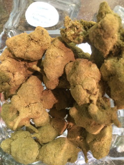 alienprincess69:  cultivate-mycelium:  CAVIER!: Weed rolled in honey oil hash, rolled in kief.   god damn 