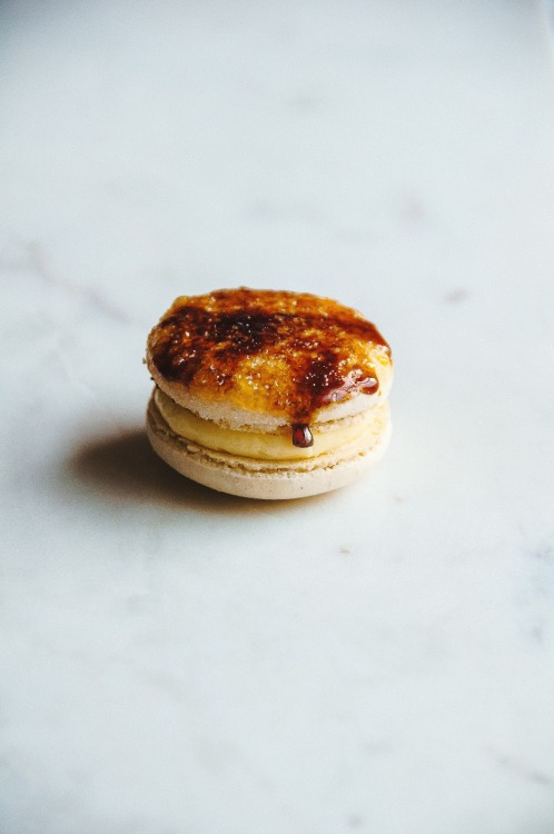 sweetoothgirl:    VANILLA CRÈME BRÛLÉE MACARONS  