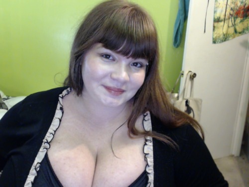 lexxxiluxe:  Playin with my new cam ^_^  So pretty