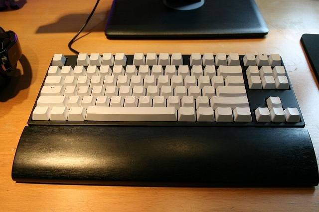 medamanooyajijp:  ヲチモノ - キーボードを乗せて使う形の自作木製パームレスト