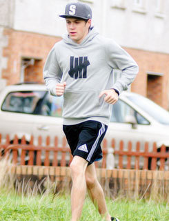 lewisandneil:  Niall goes for a jog outside of his parents house 