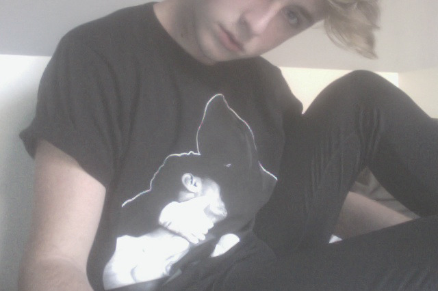 un-wanteds:  x-ghosts:  i want ur shirt.  ✌ more pretty &amp; pale ✌ 