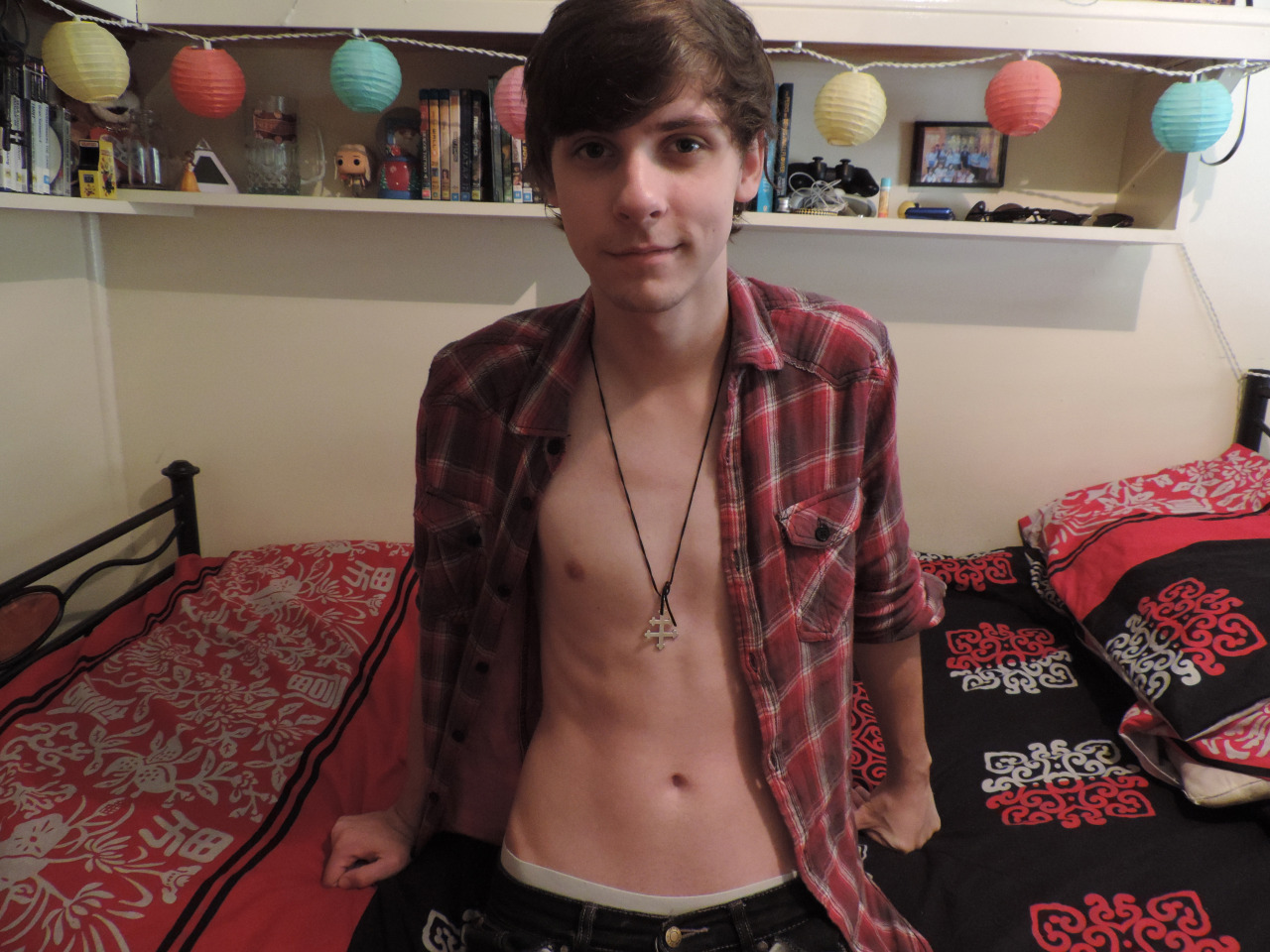 mitchytumbles:  Selfie time!! Look Elijah! i have nipples! boyzwhat ask me stuff