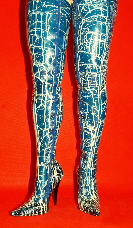 Blue-white latex rubber boots on whole legswww.obuwie-erotyczne.pl/item.html/id/3991108544