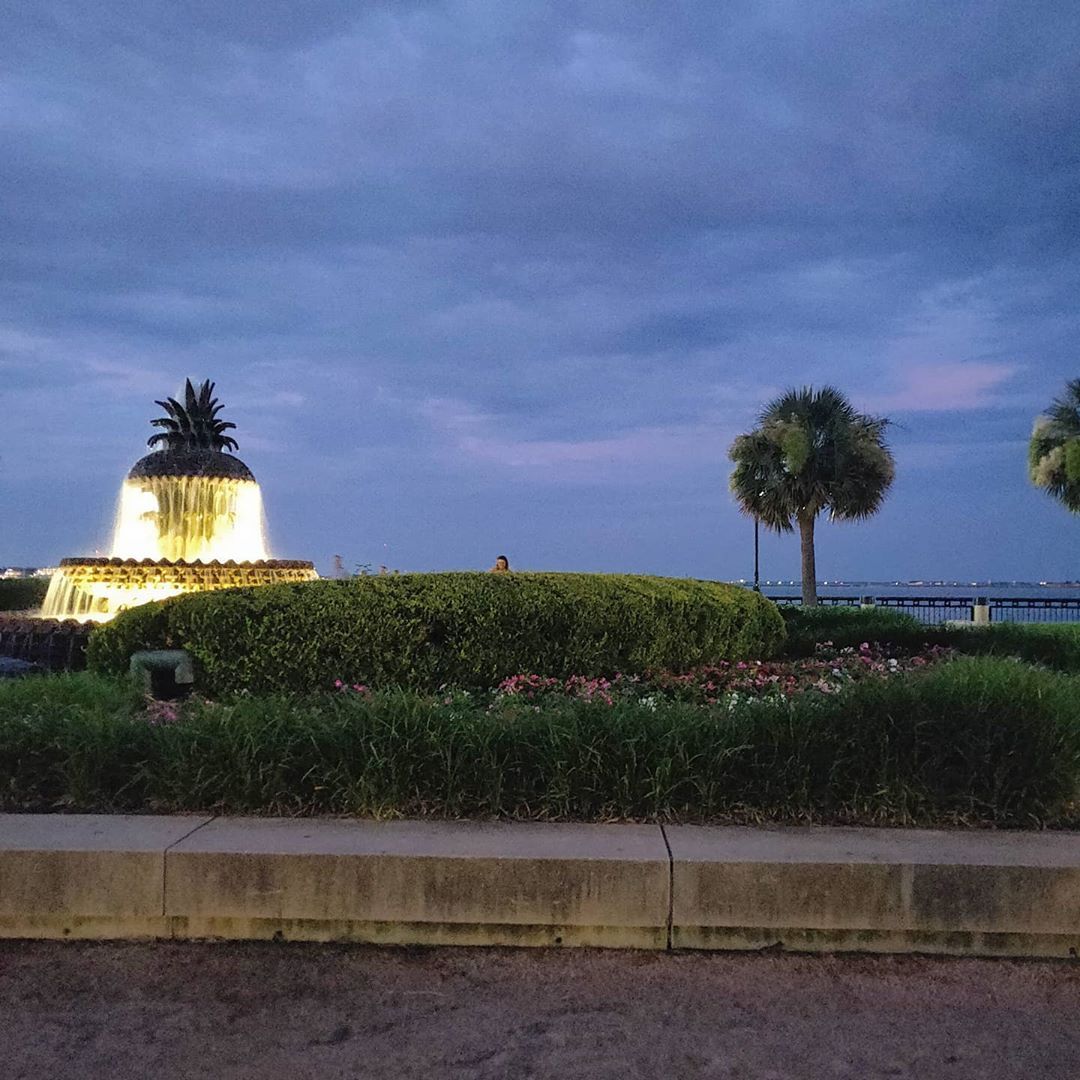 FlexiT — Charleston’s Pineapple 🍍 Fountain at #Dusk 📷 ⛲...
