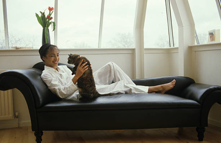 twixnmix:  Sade photographed by Jean-Claude Deutsch at home in London, 1985. 